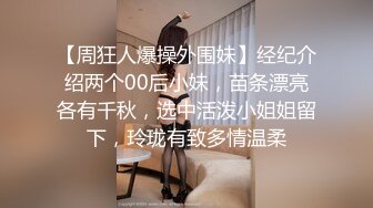 游乐场女厕偷窥破洞牛仔裤美女白嫩的大屁股和小黑鲍