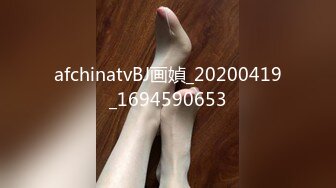 酒店双飞2个兼职大学美女,情趣黑丝制服装相当诱惑,衣服都没脱掉就迫不及待干起来了,男的还问：你们是不是一个系里的！国语对