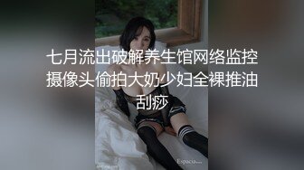 偷窥少妇老公不在手指猛插自慰