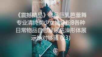 无意间发现邻居家还在读书的漂亮小妹妹浴室洗澡不拉帘隔着窗户悄悄偸拍她身材真好双奶饱满阴毛性感极了