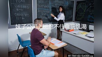 商场偷拍两个美女裙底风光屁股破洞牛仔裙美女丁字裤性感翘臀+少妇穿半透明草莓内发现镜头直接叫人了